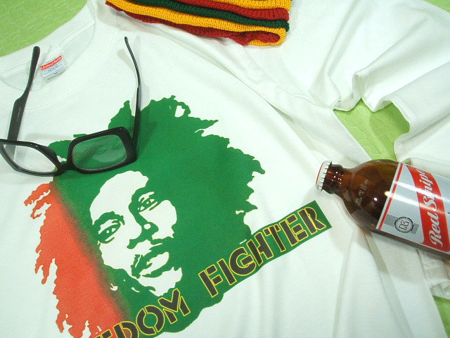 {u}[[sVc@T@t[_t@C^[@{uT@Bob Marley T-shirt@X^@{uE}[[̒sVc