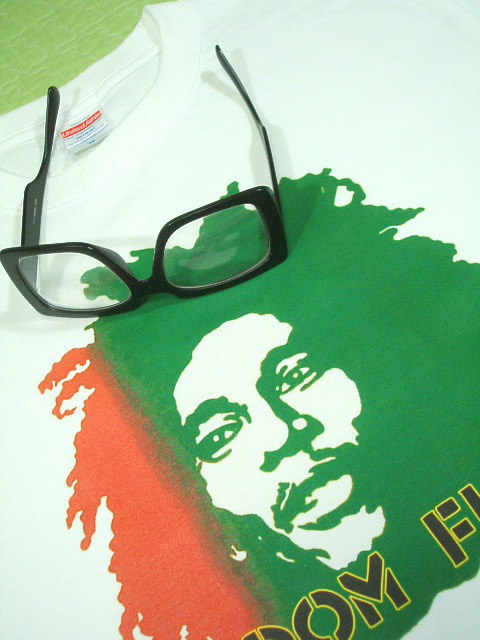 {u}[[sVc@T@t[_t@C^[@{uT@Bob Marley T-shirt@X^@{uE}[[̒sVc