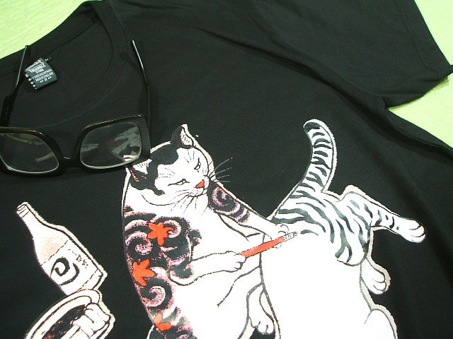 刺青ネコTシャツ、猫の彫り師のTシャツ、三毛猫Tシャツ、ネコTシャツ、面白キャットTシャツ