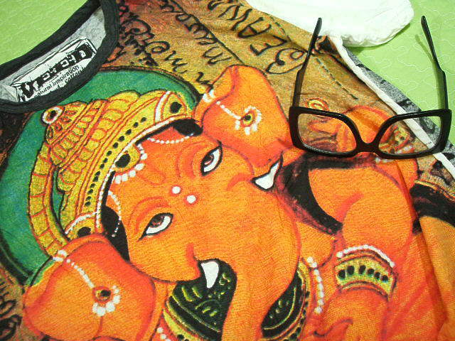 インド　ガネーシャのＴシャツ　幸運を呼ぶ象のＴシャツ　ガネーシャＴシャツ